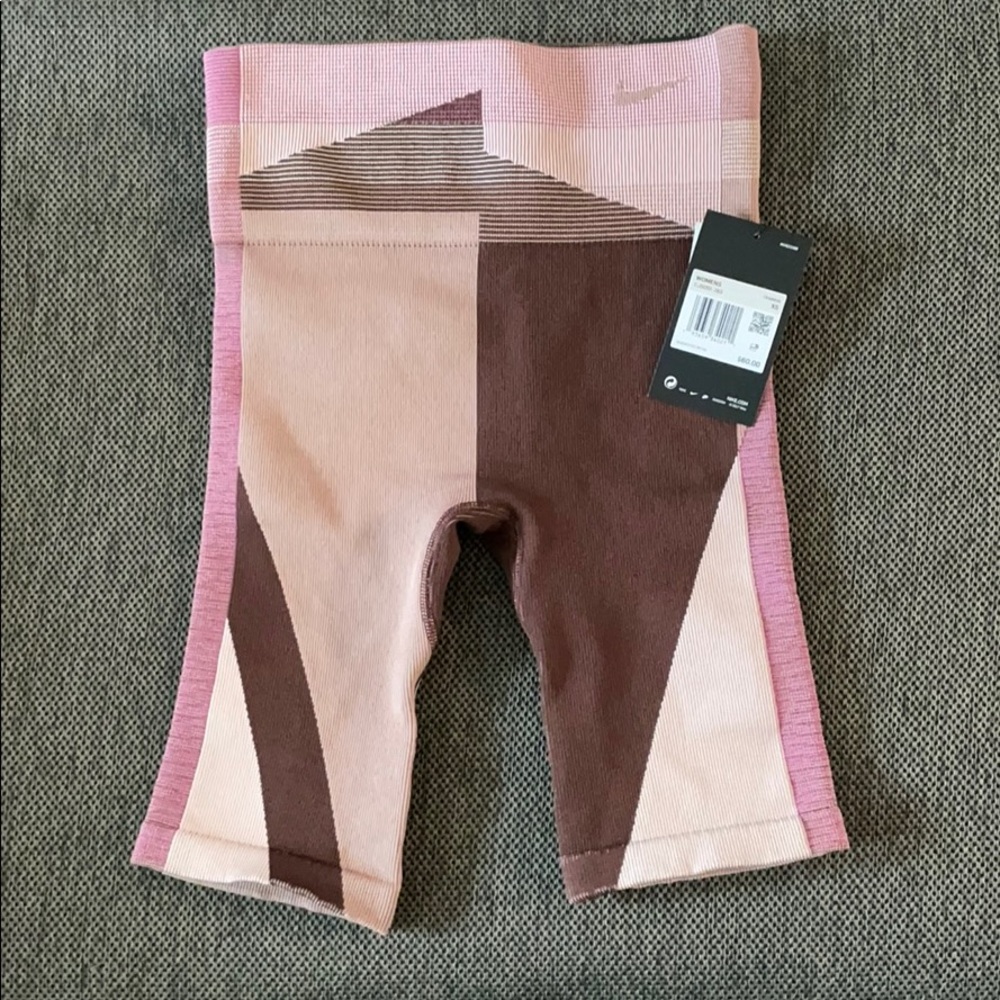 THE NIKE SCULPT TIGHT FIT